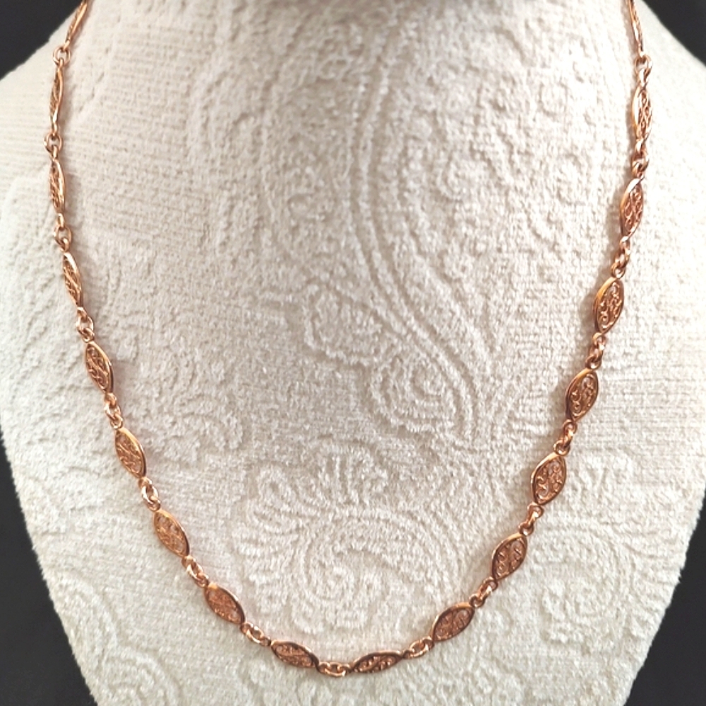 SALE ! Ncklace Rose Gold w a delicate cut out design, lobster claw closure.